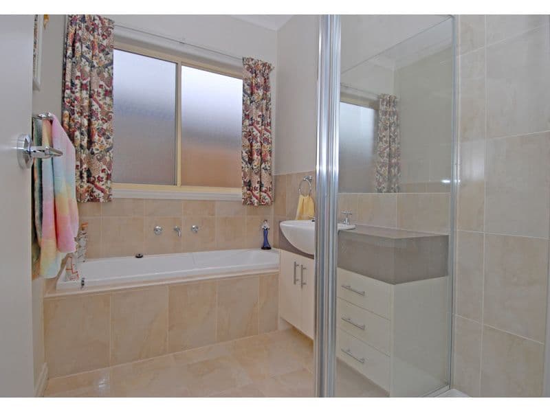 17 Menzies Drive, BURNSIDE HEIGHTS VIC 3023, Burnside Heights - Thumbnail 6