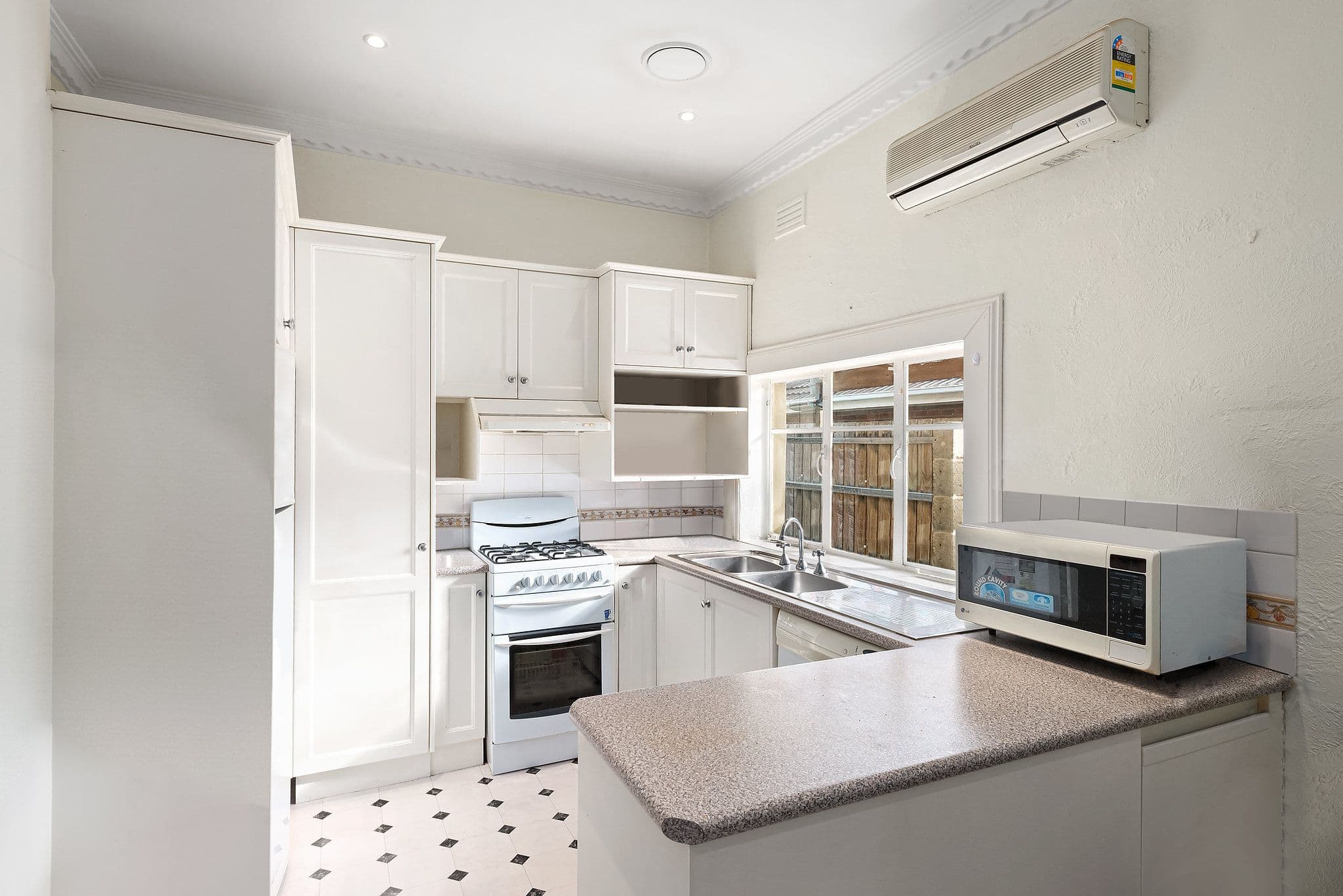 11 Crown Avenue, Mordialloc VIC 3195, Mordialloc - Thumbnail 2