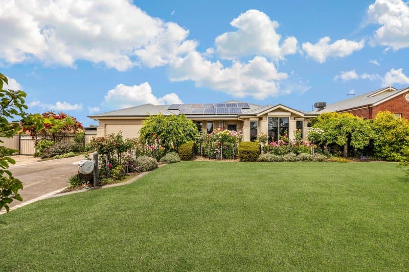 8 Francis Close, Romsey - Image 1