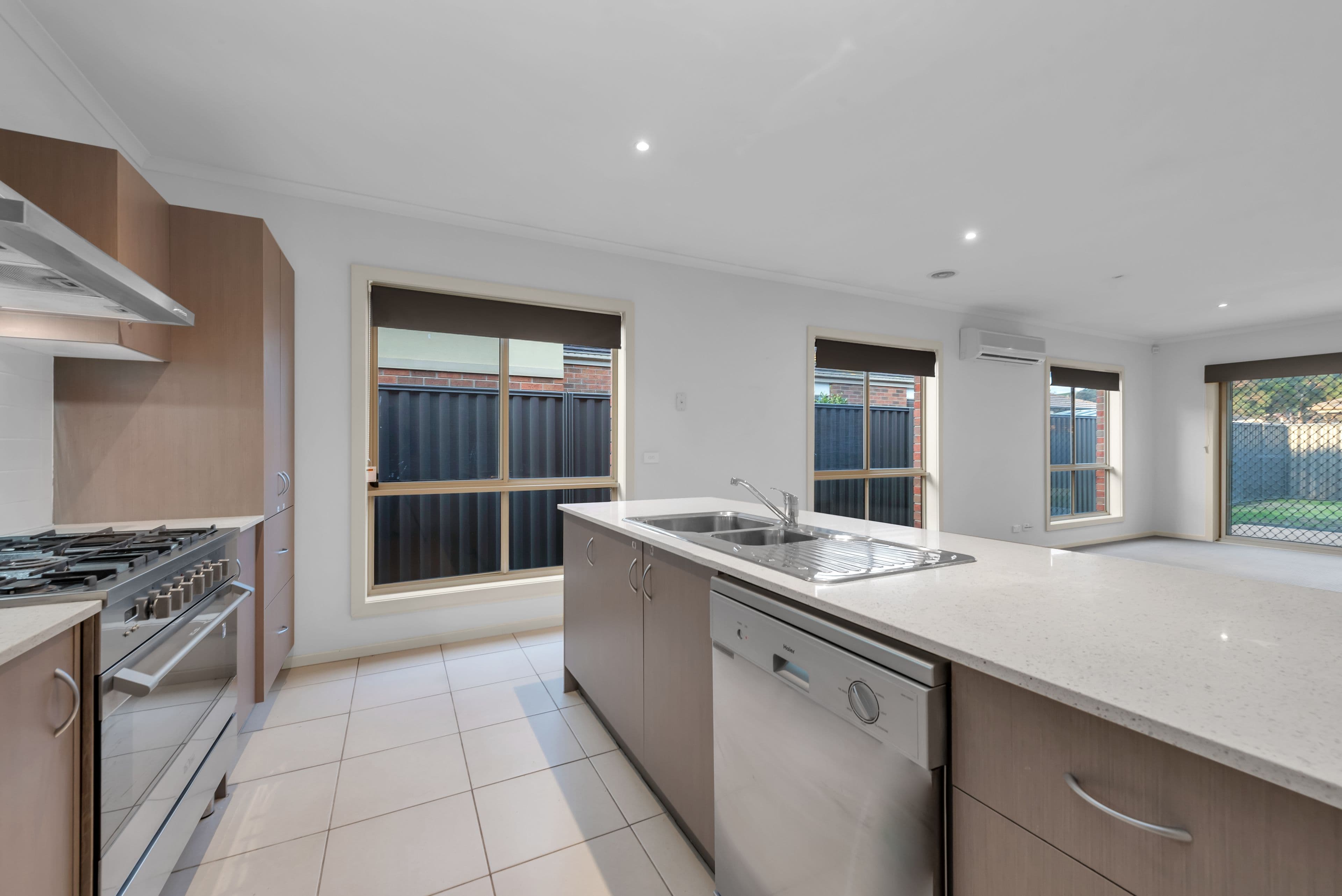 4 Persimmon Lane, Pakenham VIC 3810, Pakenham - Thumbnail 2