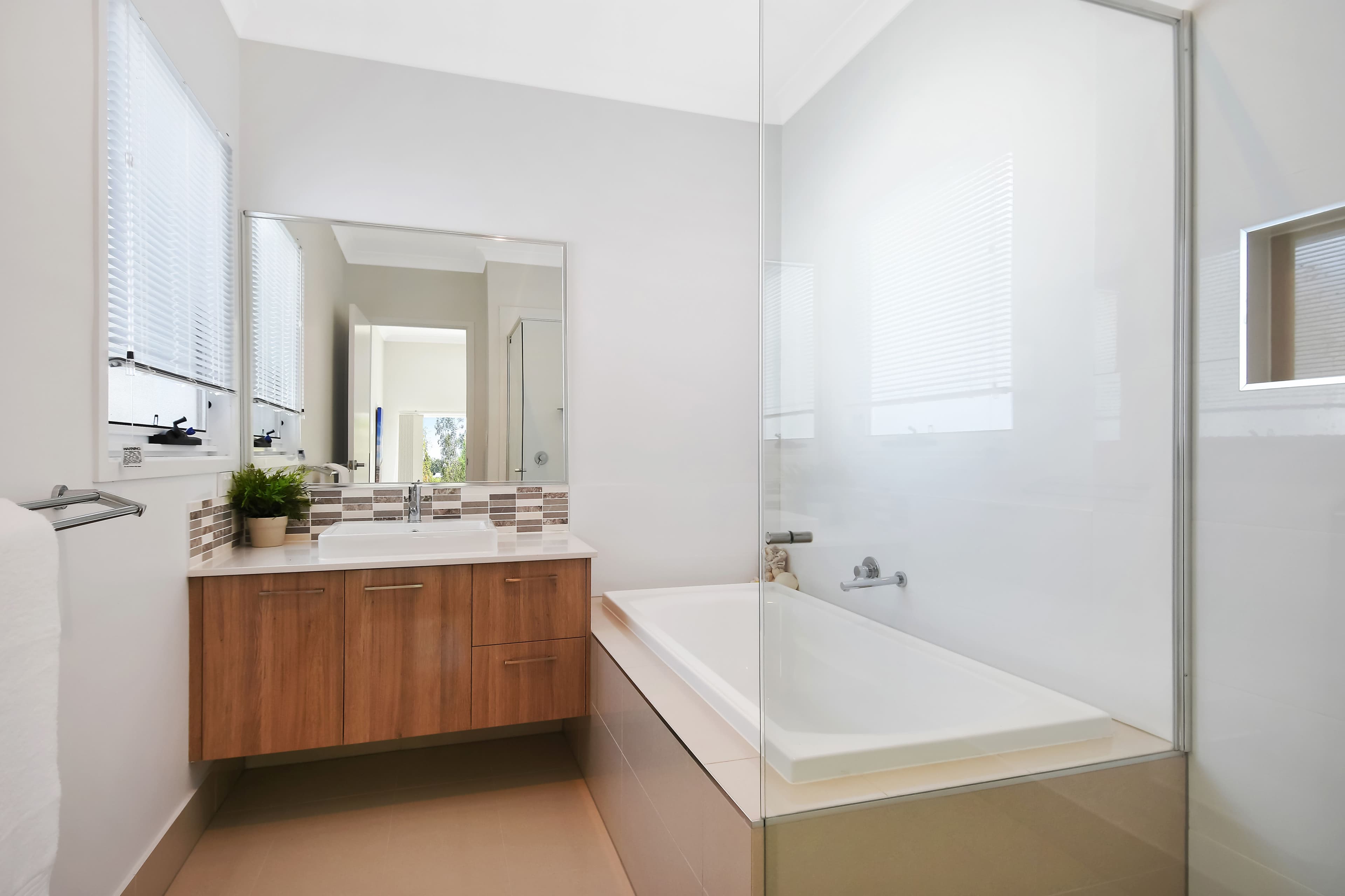 10 Sapphire Place, Elanora QLD 4221, Elanora - Thumbnail 8