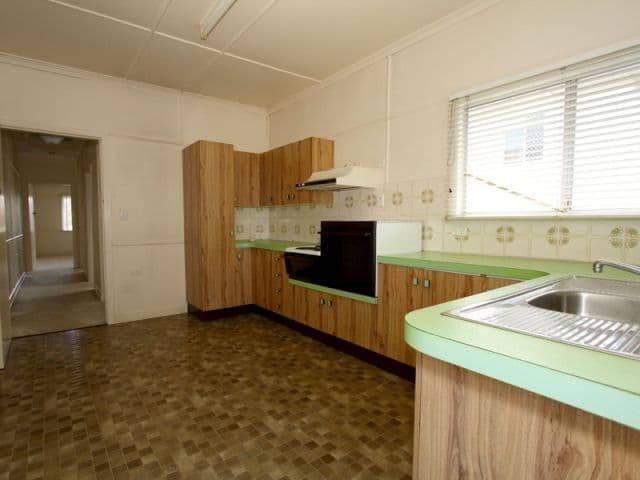 22 Iveagh Avenue, HOLLAND PARK WEST QLD 4121, Holland Park West - Thumbnail 2