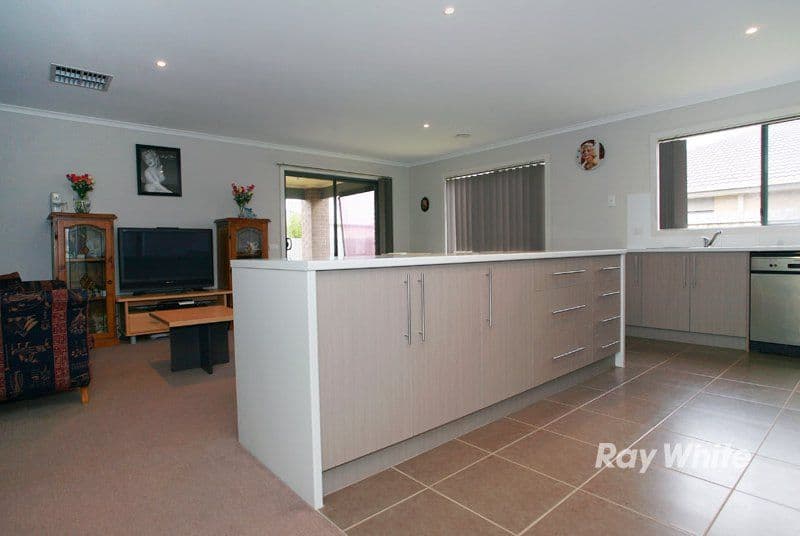 19 Hector Drive, CRANBOURNE VIC 3977, Cranbourne - Thumbnail 4