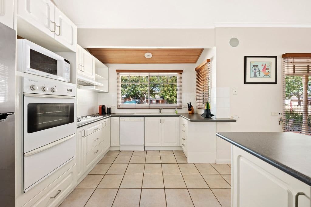 2 Mendora Crescent, Wantirna South VIC 3152, Wantirna South - Thumbnail 2