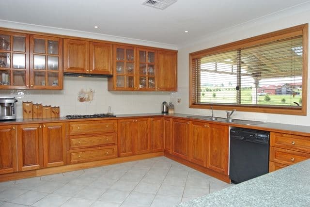 5 Robert Place, RAZORBACK NSW 2571, Razorback - Thumbnail 2