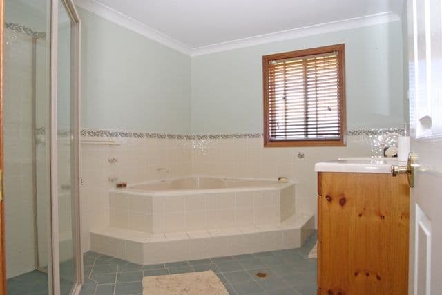 5 Robert Place, RAZORBACK NSW 2571, Razorback - Thumbnail 4