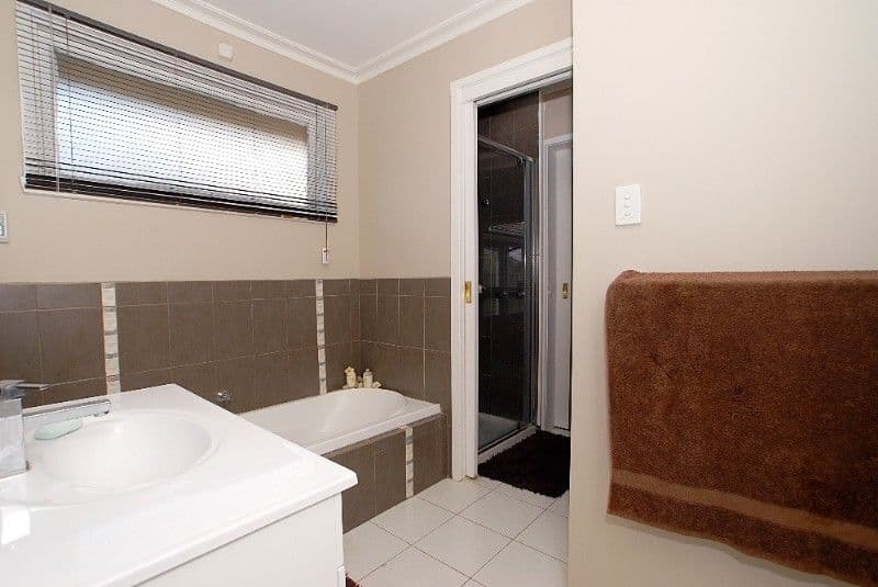 15 Fourth Avenue, ROWVILLE VIC 3178, Rowville - Thumbnail 2