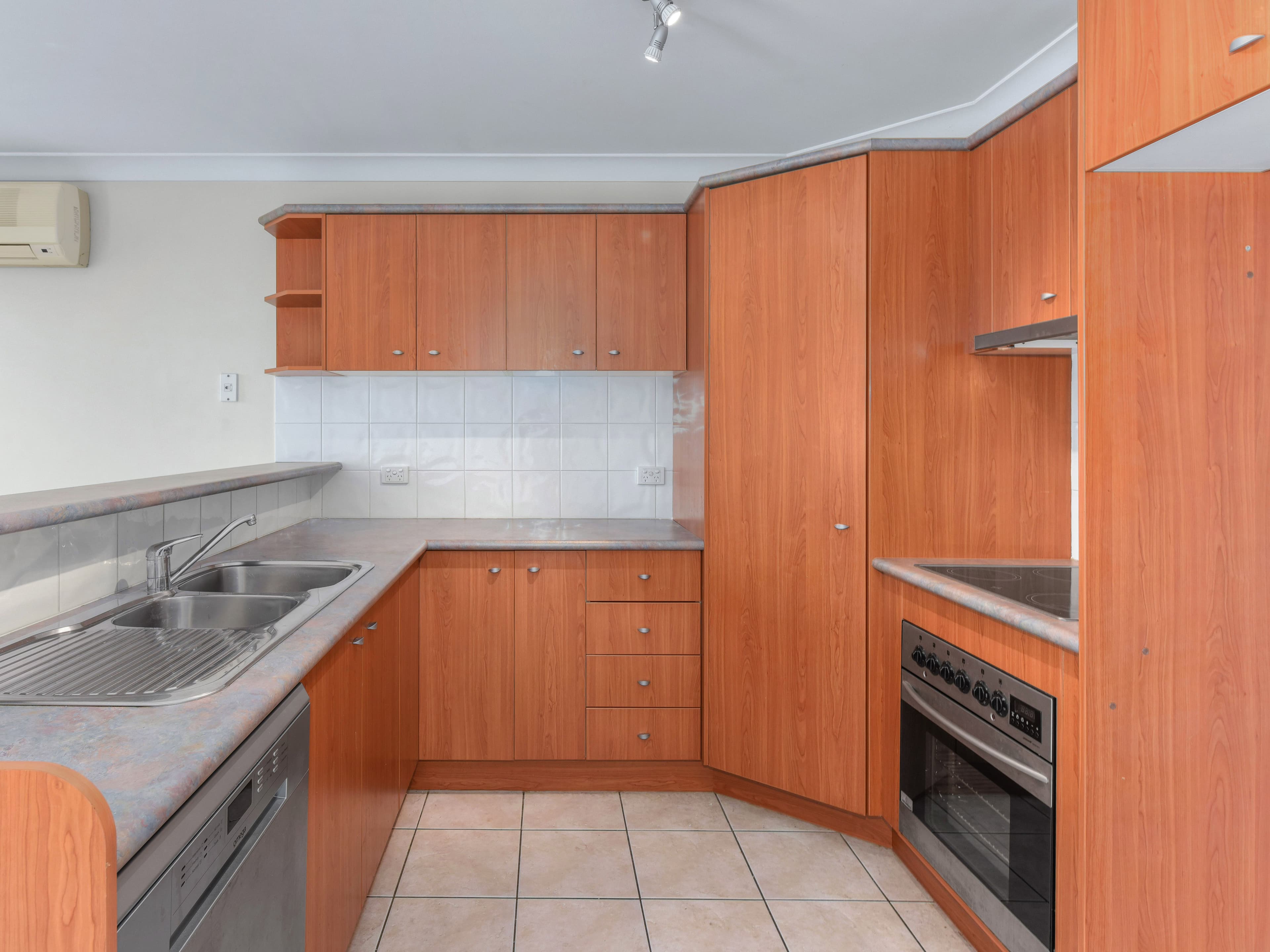 115 Thynne Road, Morningside QLD 4170, Morningside - Thumbnail 2