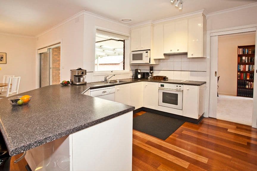 21 Eastleigh Drive, GLEN WAVERLEY VIC 3150, Glen Waverley - Thumbnail 2