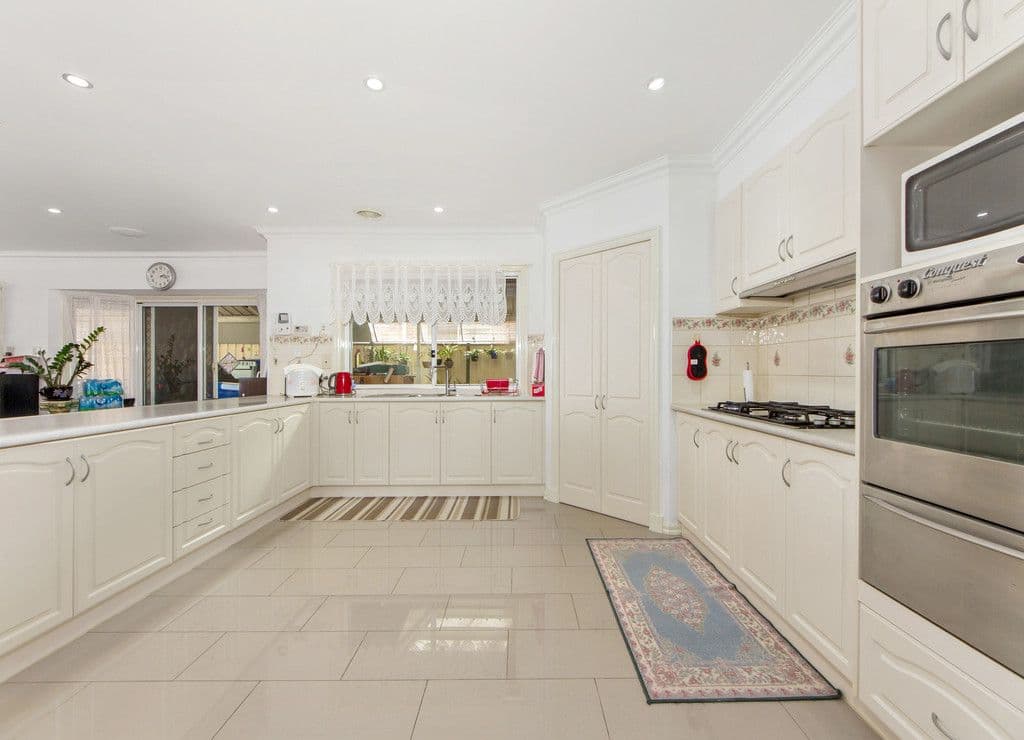 27 Pinewood Crescent, Cairnlea VIC 3023, Cairnlea - Thumbnail 3