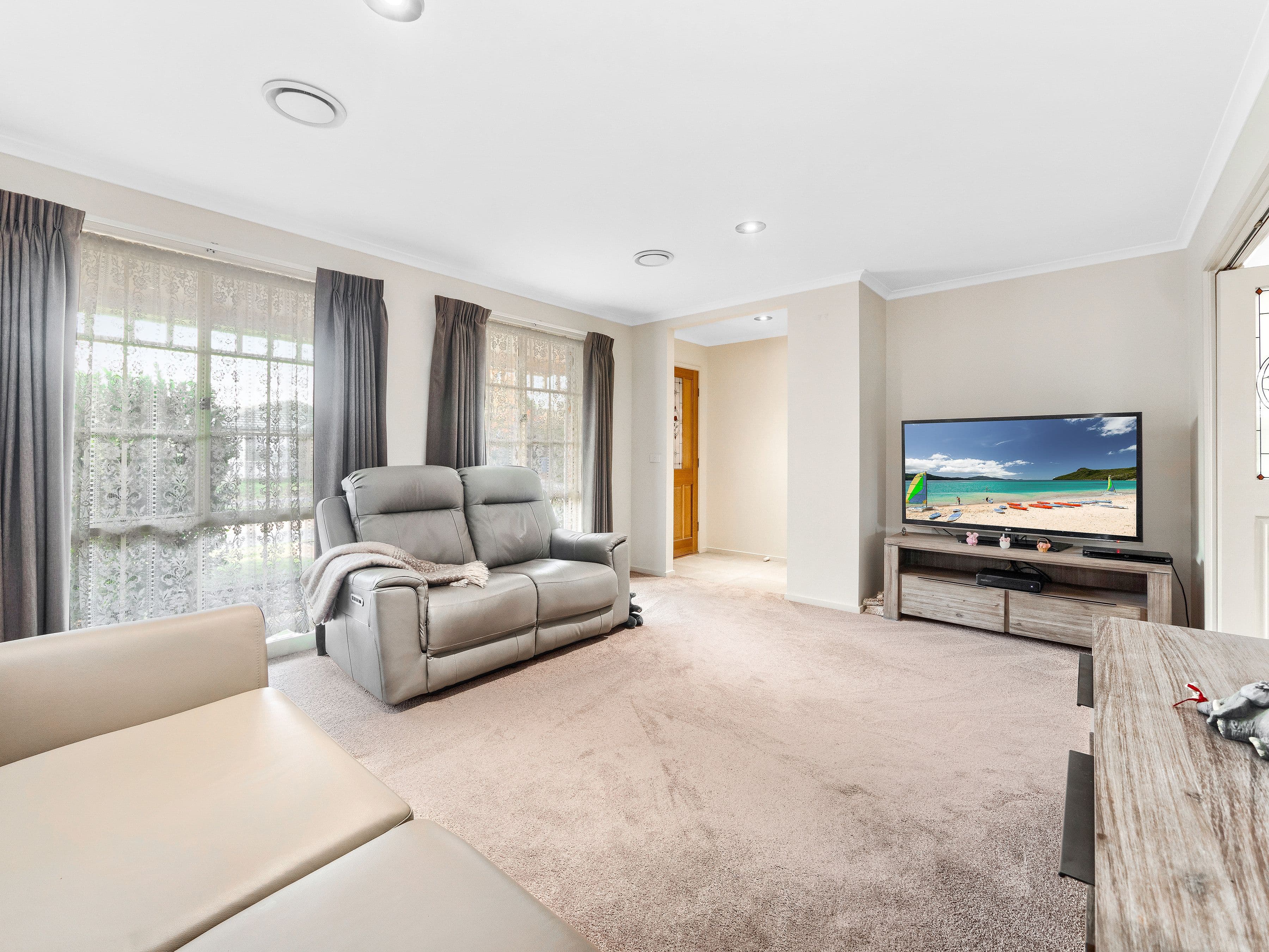 8 Reginald Court, Cranbourne West VIC 3977, Cranbourne West - Thumbnail 2