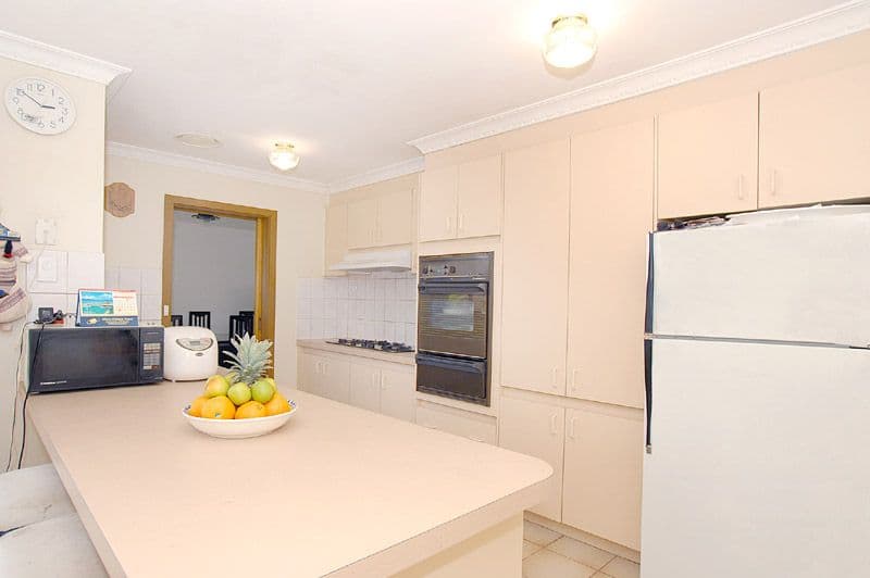 19  Kennington Park Drive, ENDEAVOUR HILLS VIC 3802, Endeavour Hills - Thumbnail 3