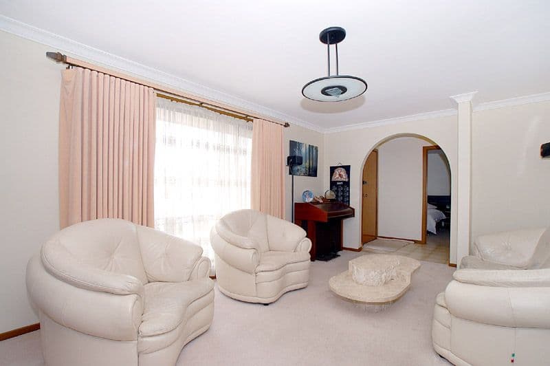 19  Kennington Park Drive, ENDEAVOUR HILLS VIC 3802, Endeavour Hills - Thumbnail 4