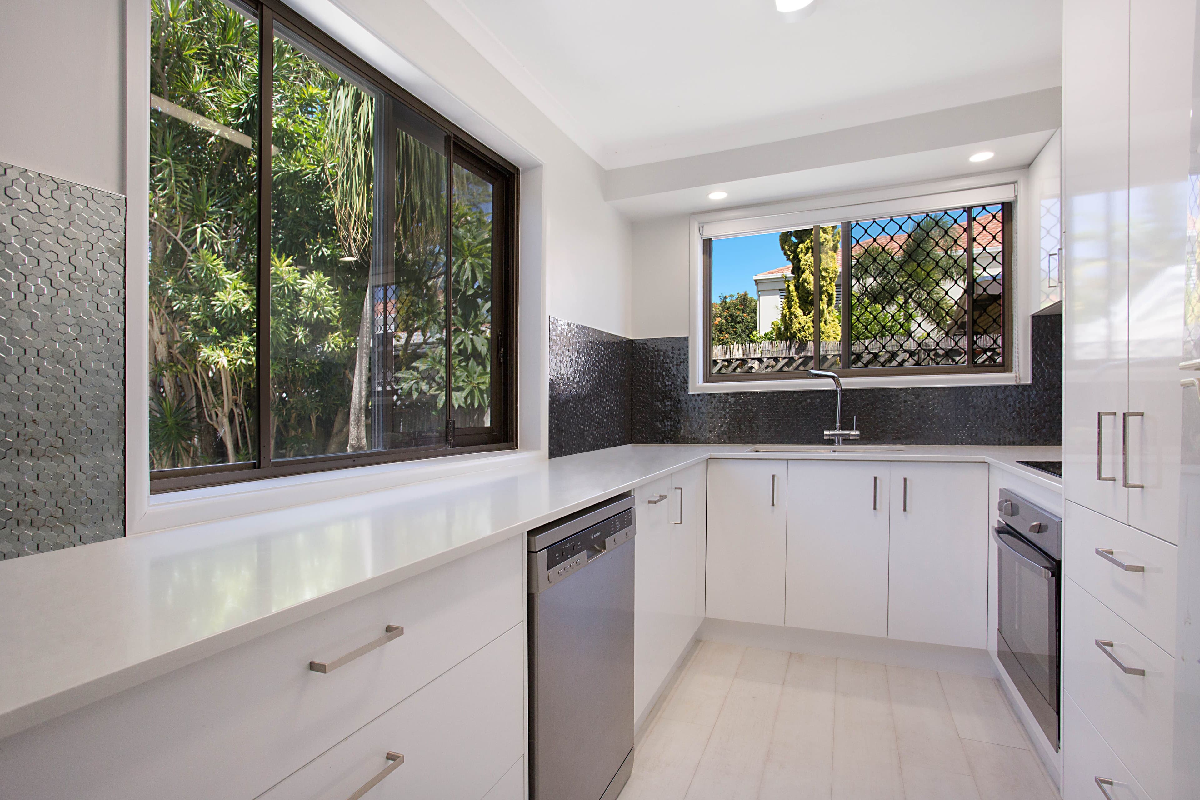 53 Albion Avenue, Miami QLD 4220, Miami - Thumbnail 3