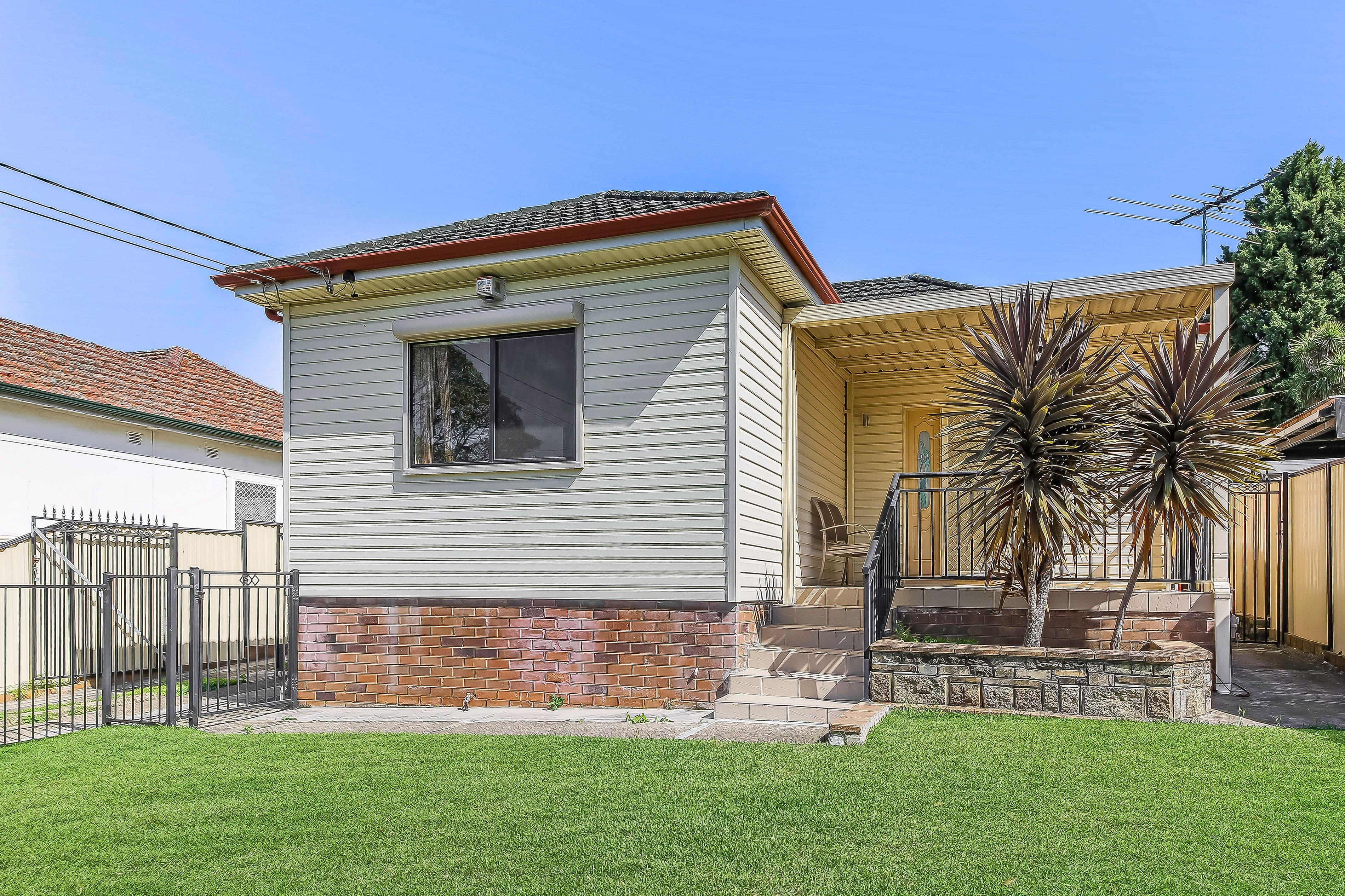 24 Downing Avenue, Regents Park - Image 1