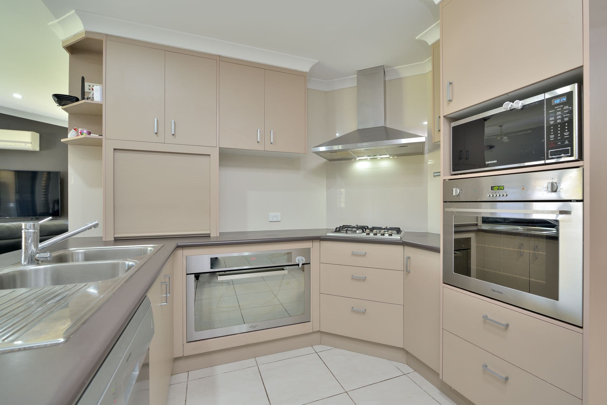 15 Victoria Avenue, Glen Eden QLD 4680, Glen Eden - Thumbnail 3