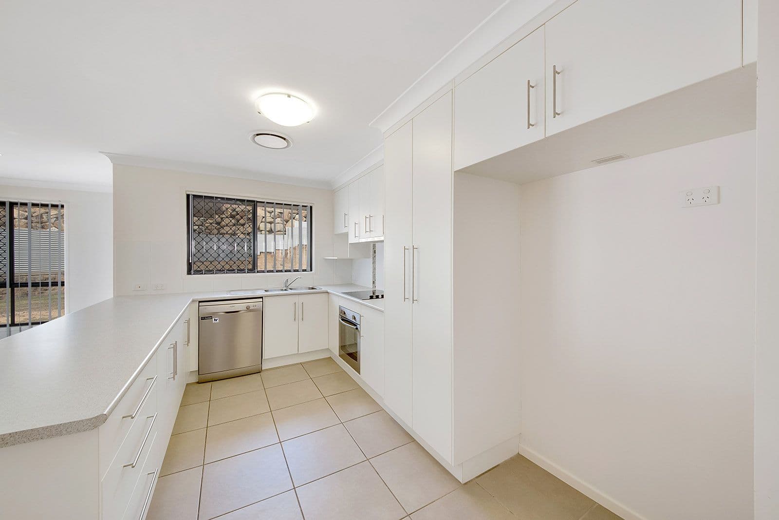 19 Leslie Street, Clinton QLD 4680, Clinton - Thumbnail 2