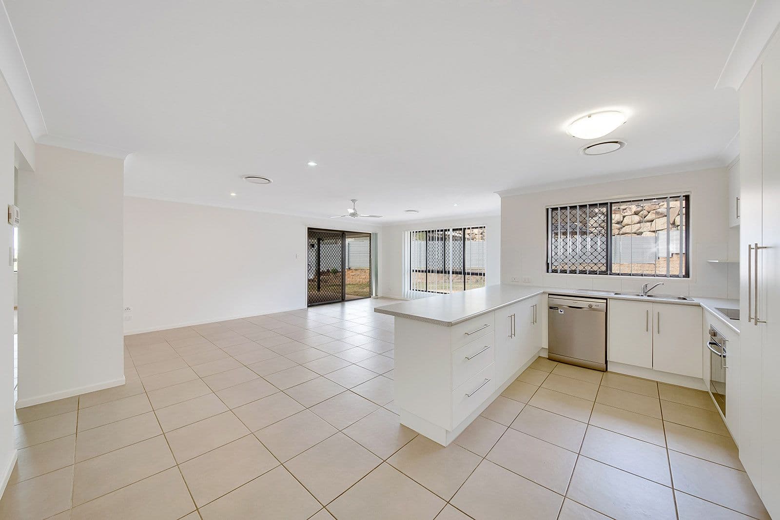 19 Leslie Street, Clinton QLD 4680, Clinton - Thumbnail 3