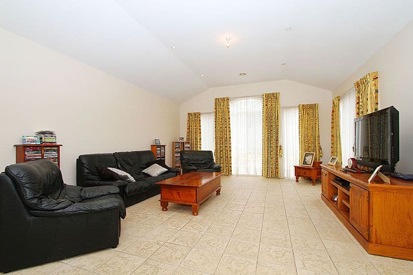 8 Ovington Court, MILL PARK VIC 3082, Mill Park - Thumbnail 4