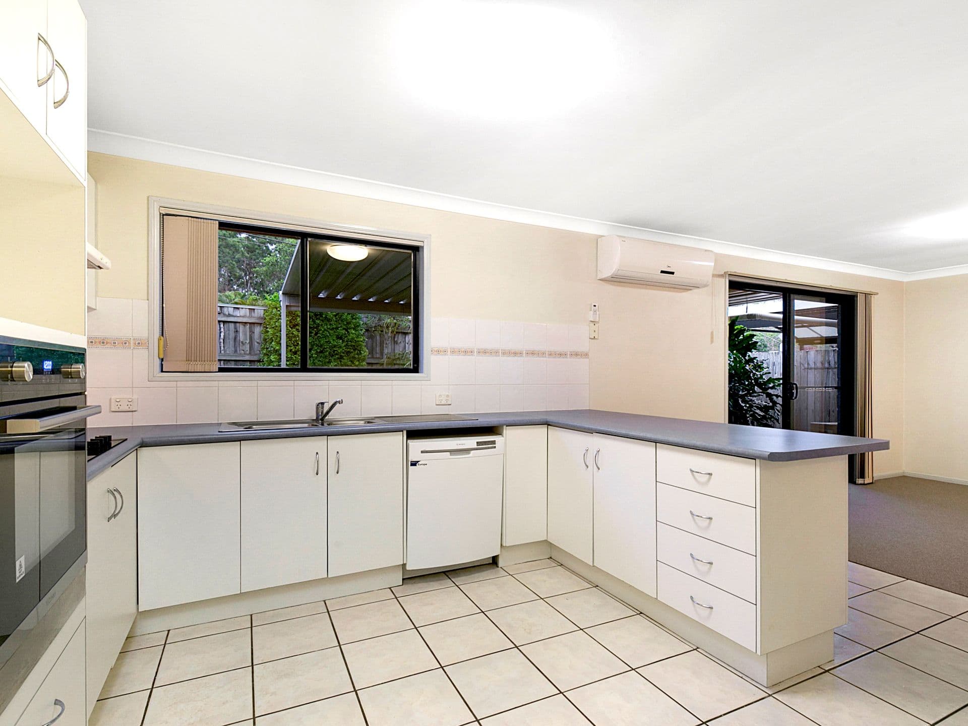 8 Estate Place, Holland Park West QLD 4121, Holland Park West - Thumbnail 7