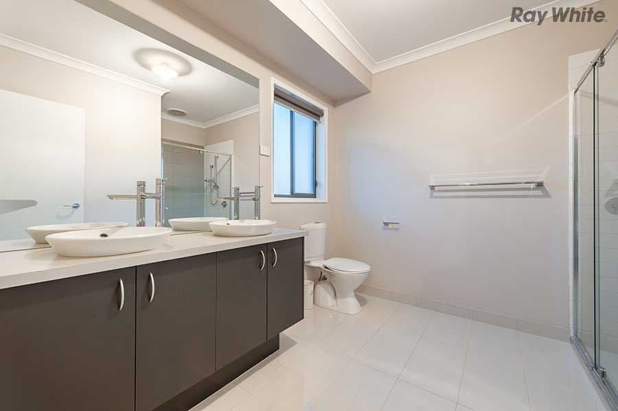 33 Mount Way, Caroline Springs VIC 3023, Caroline Springs - Thumbnail 3