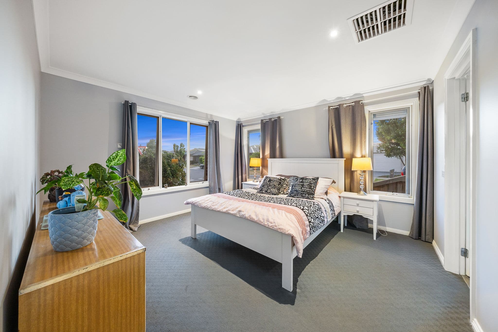 21 Hollywell Road, Clyde North VIC 3978, Clyde North - Image 1