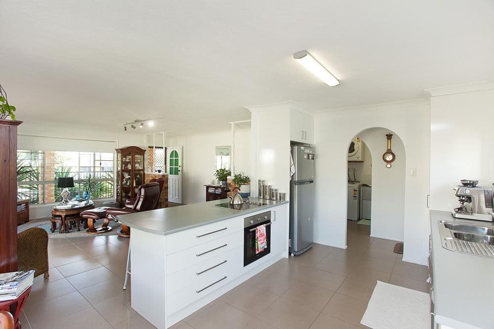 15 Robin Avenue, Paradise Point QLD 4216, Paradise Point - Thumbnail 2