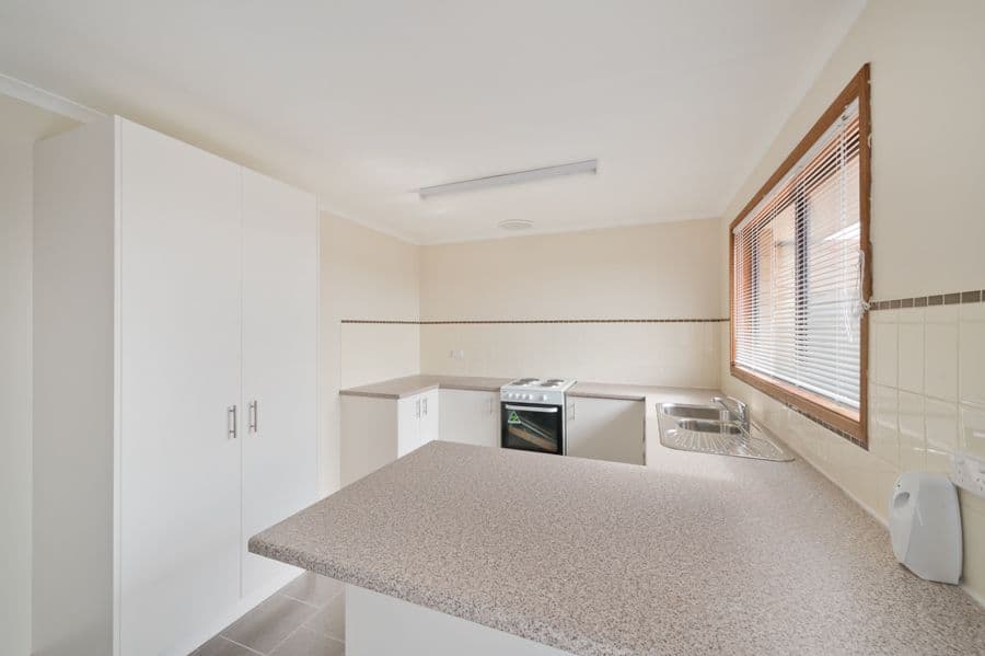 6 Coventry Place, MELTON SOUTH VIC 3338, Melton South - Thumbnail 2