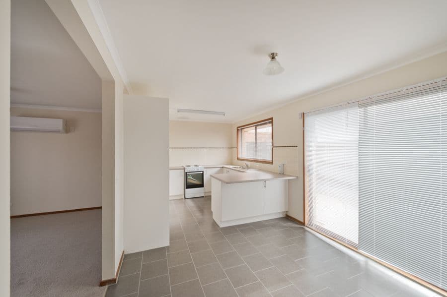 6 Coventry Place, MELTON SOUTH VIC 3338, Melton South - Thumbnail 3