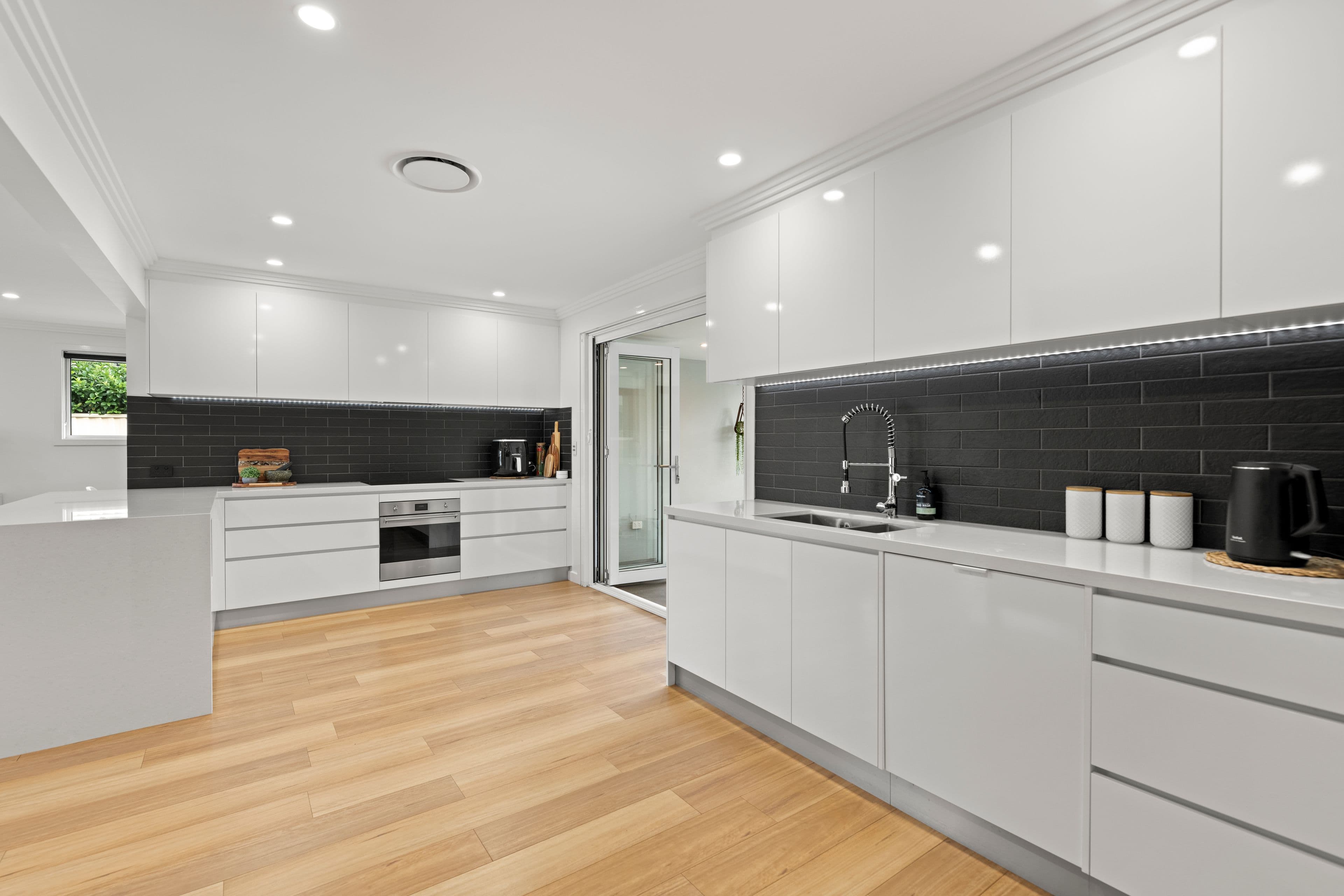 28 Kingfisher Crescent, Burleigh Waters QLD 4220, Burleigh Waters - Thumbnail 5