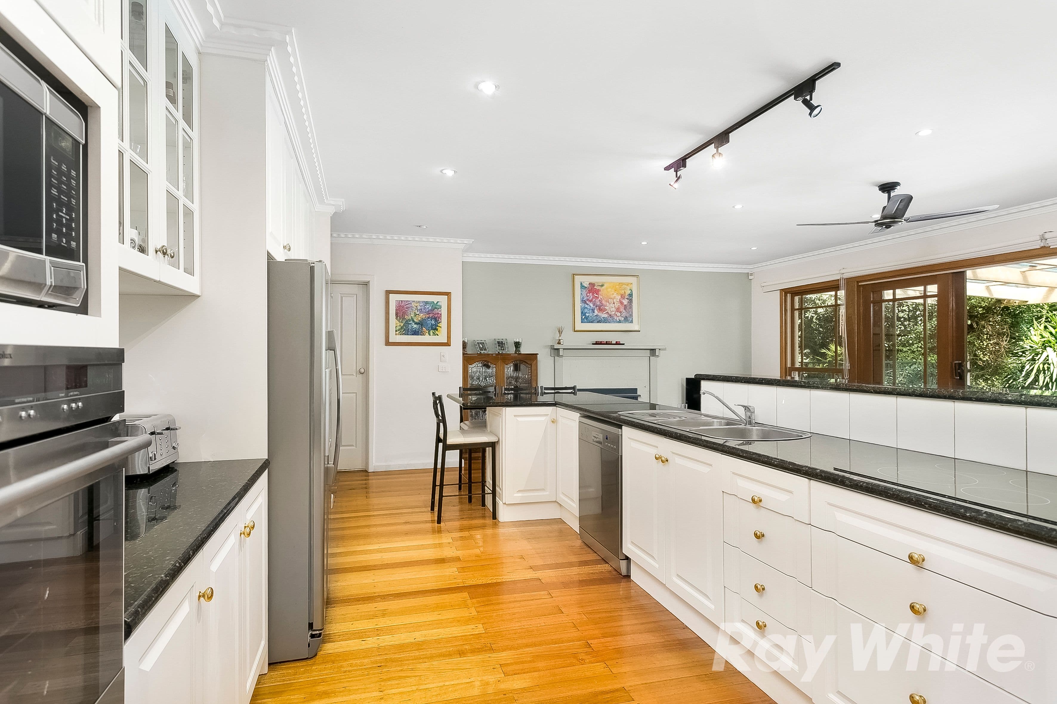14 Summit Crescent, Glen Waverley VIC 3150, Glen Waverley - Thumbnail 2
