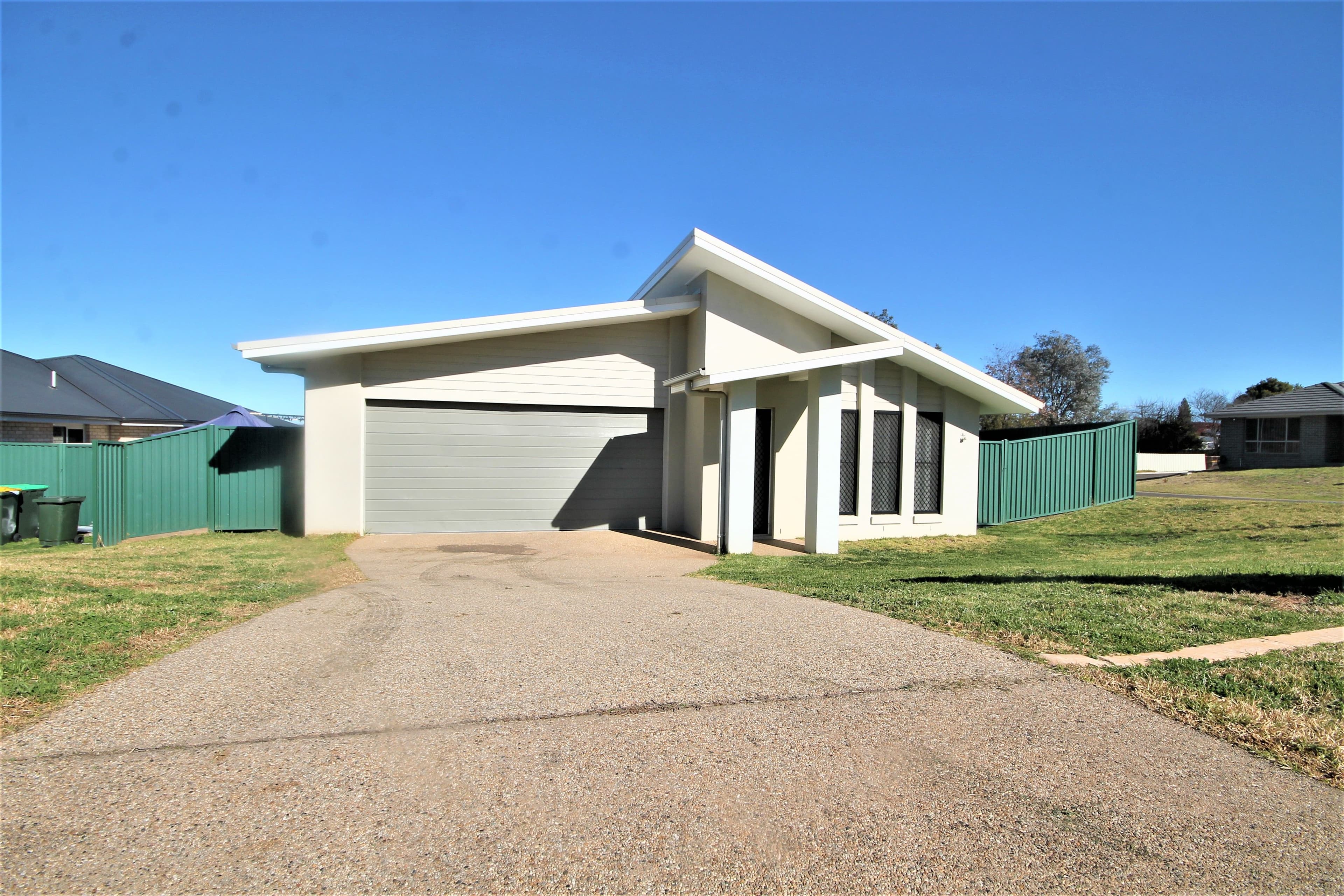 17 Molloy Place, Young - Image 1