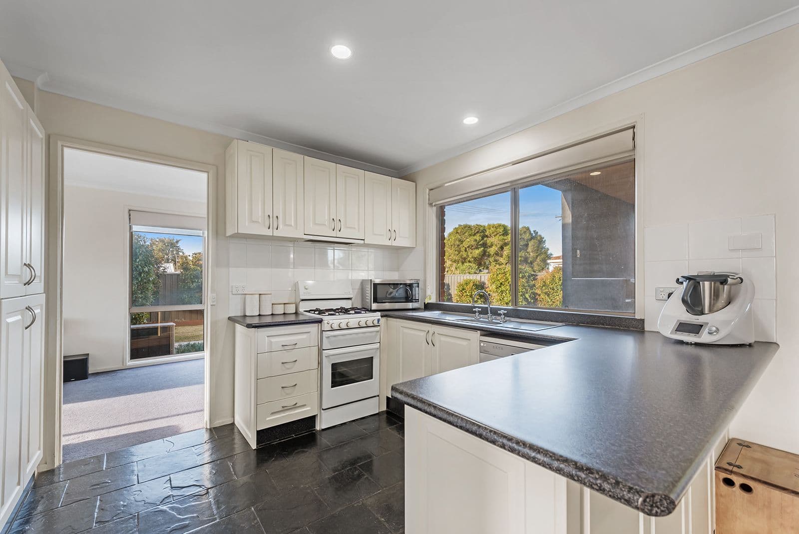 9 Farnborough Avenue, Craigieburn VIC 3064, Craigieburn - Thumbnail 6