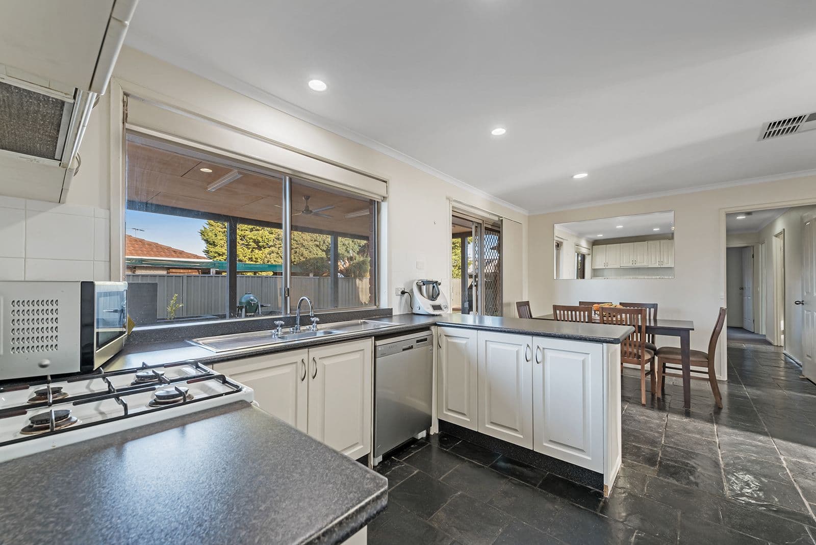 9 Farnborough Avenue, Craigieburn VIC 3064, Craigieburn - Thumbnail 7