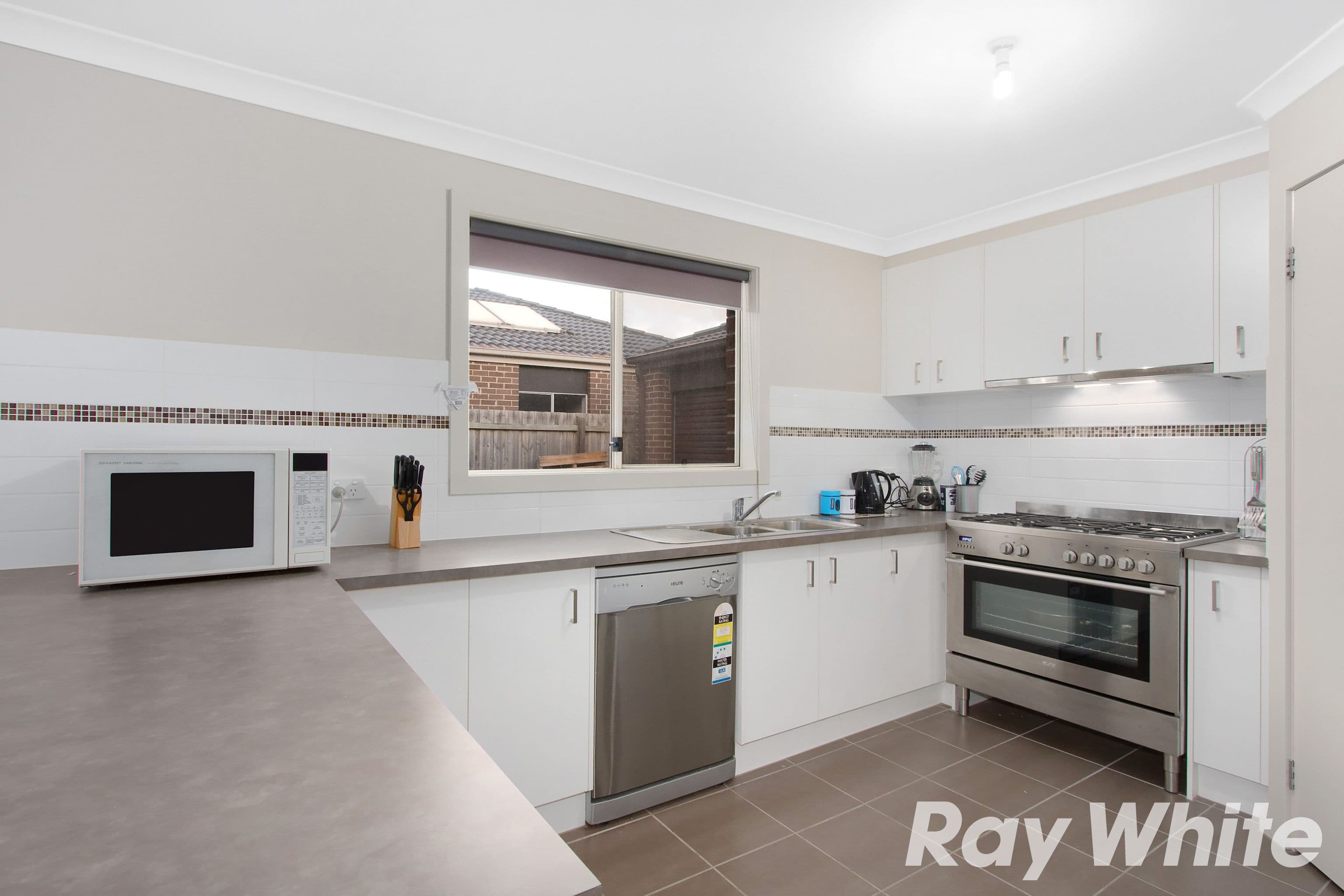 49 Melissa Way, Pakenham VIC 3810, Pakenham - Thumbnail 2