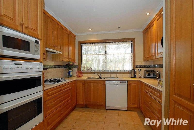 13 Calder Way, WANTIRNA SOUTH VIC 3152, Wantirna South - Thumbnail 2