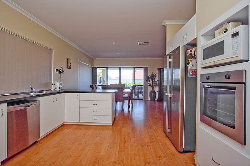 10 Octagon Gardens, AVELEY WA 6069, Aveley - Thumbnail 2