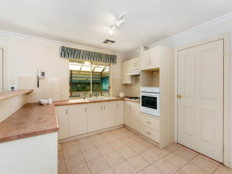 8 Burgundy Way, Glengowrie - Thumbnail 4