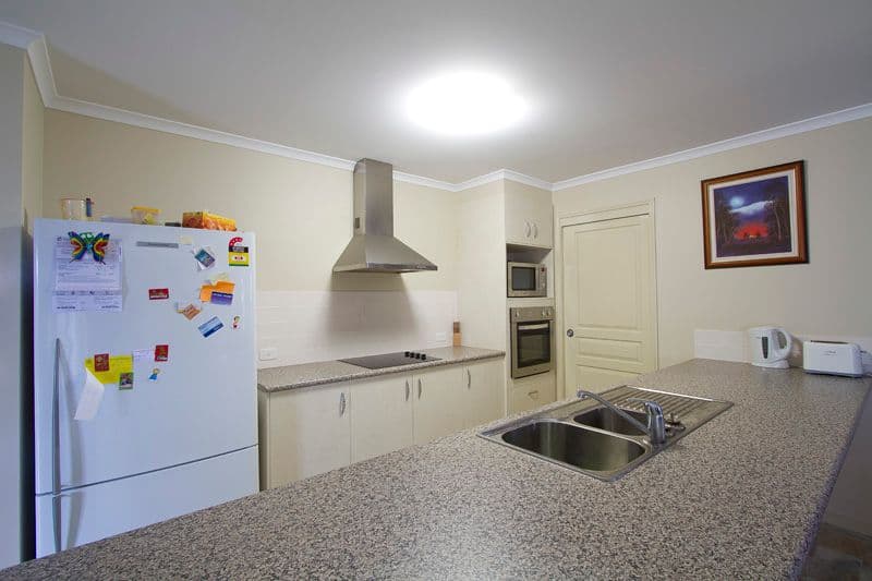 8 Debbie Court, OAKEY QLD 4401, Oakey - Thumbnail 2