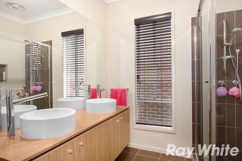 9 Parmentier Way, Pakenham VIC 3810, Pakenham - Thumbnail 3