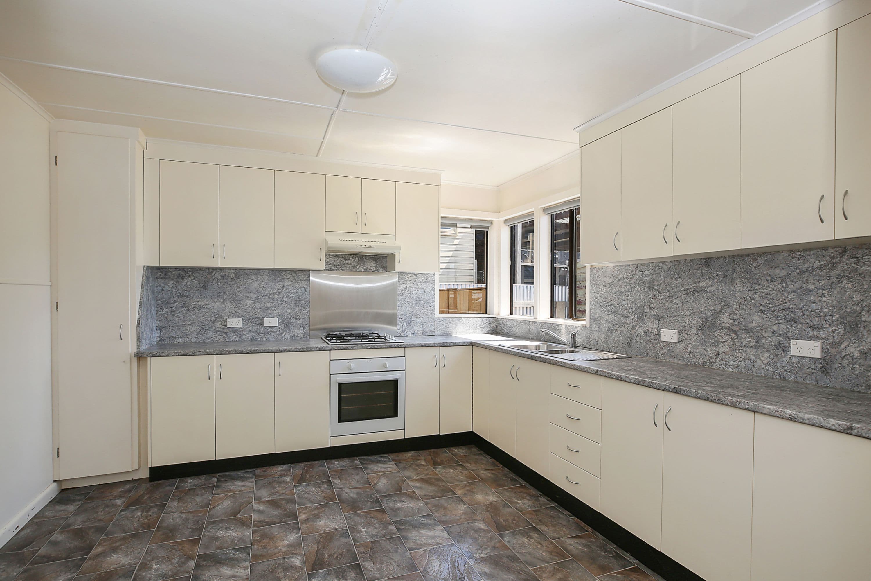 18 McNicol Street, Camperdown VIC 3260, Camperdown - Thumbnail 3