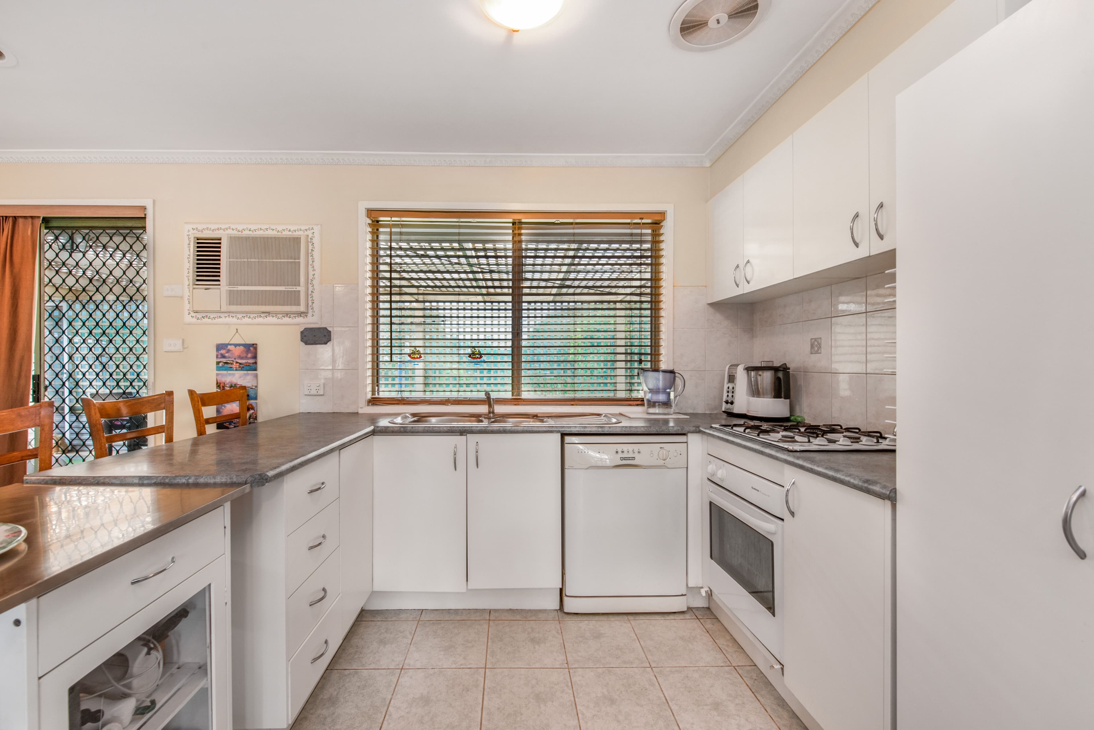 9 Kingston Avenue, Pakenham VIC 3810, Pakenham - Thumbnail 2