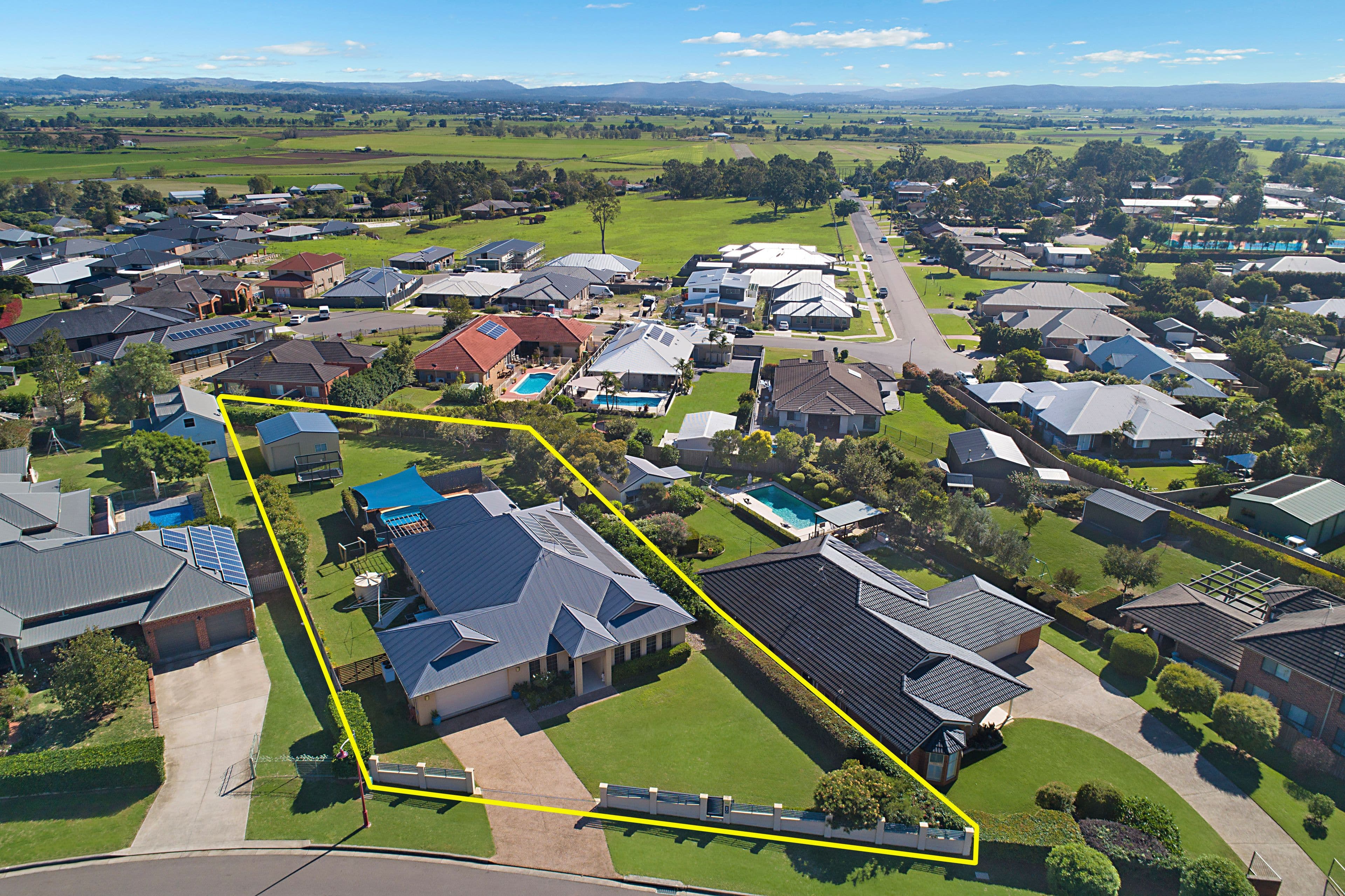 82 Canterbury Drive, Raworth - Image 1