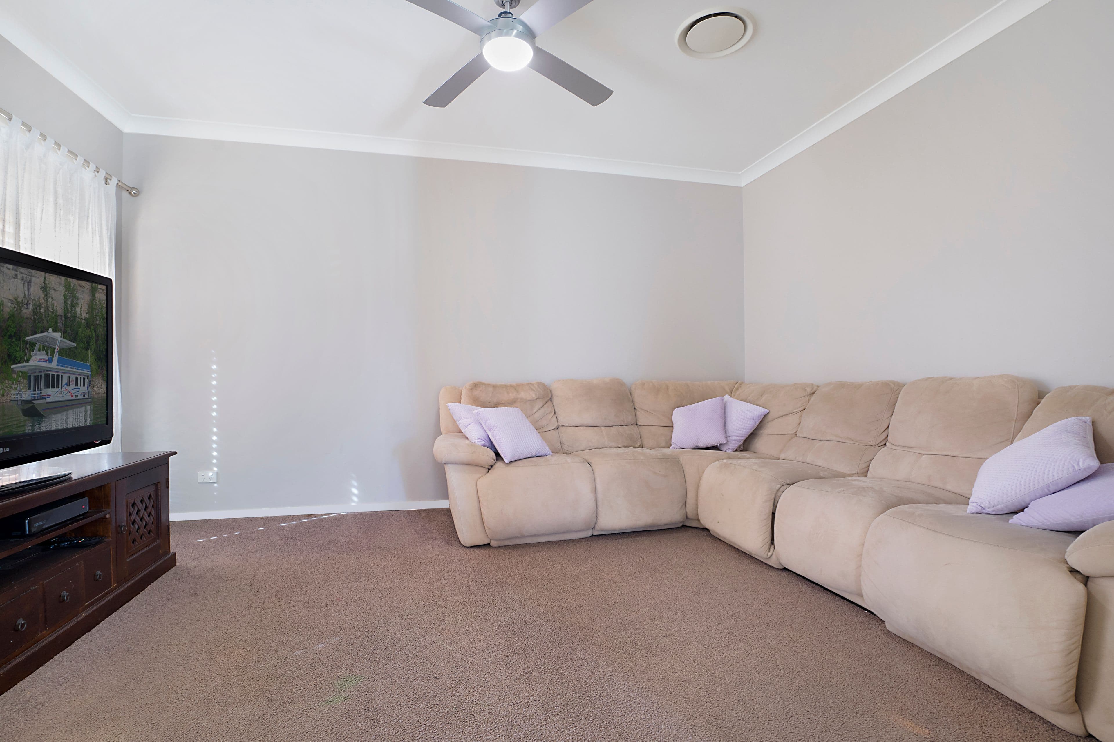 82 Canterbury Drive, Raworth - Thumbnail 2