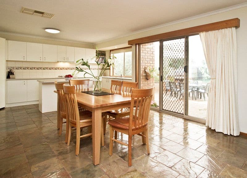 18 Selsdon Court, GREENSBOROUGH VIC 3088, Greensborough - Thumbnail 2