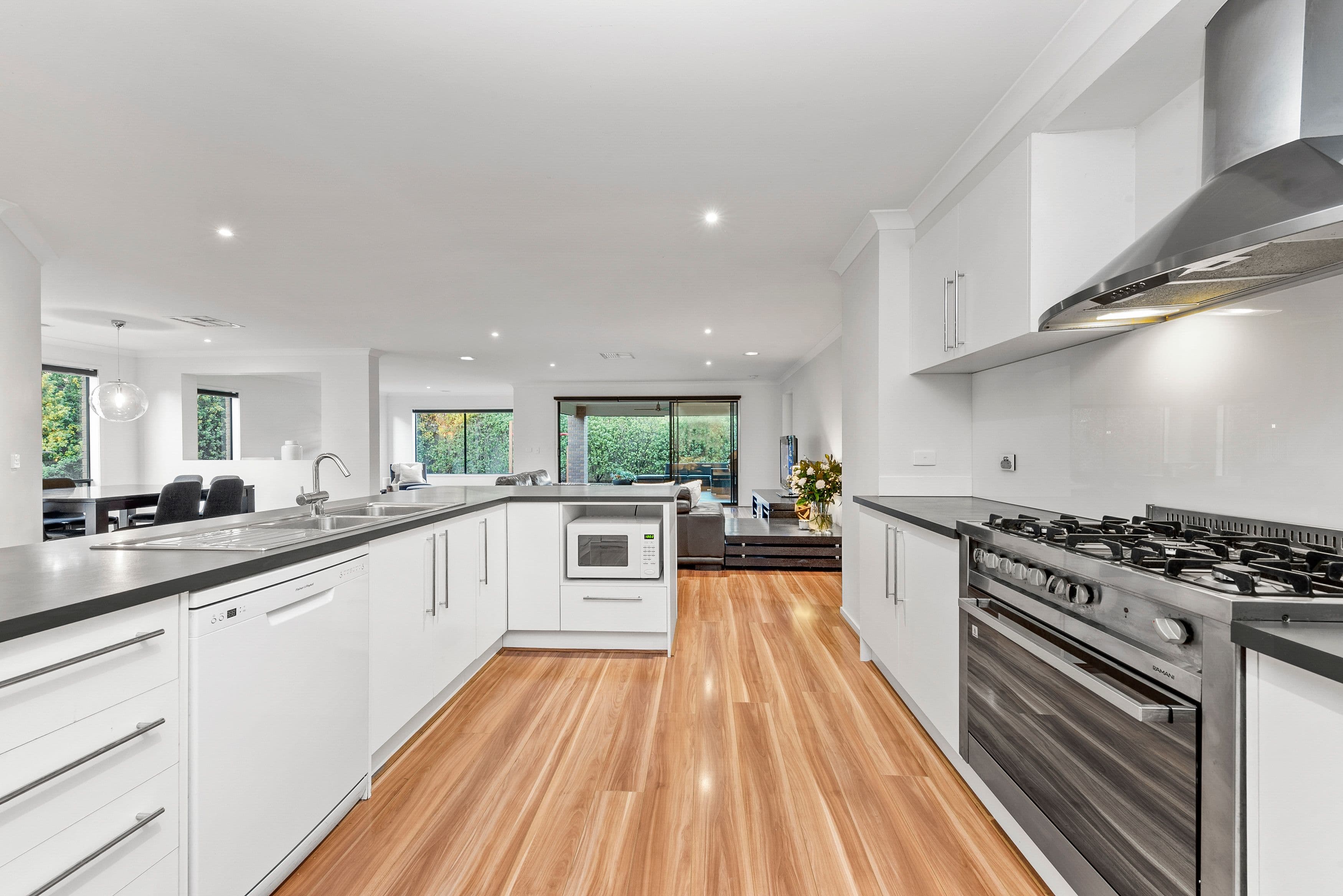 5 Bronte Way, Taylors Hill VIC 3037, Taylors Hill - Thumbnail 3