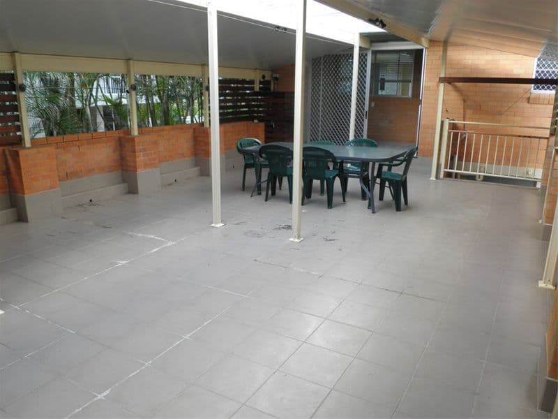 216 The Esplanade, BURLEIGH HEADS QLD 4220, Burleigh Heads - Thumbnail 2