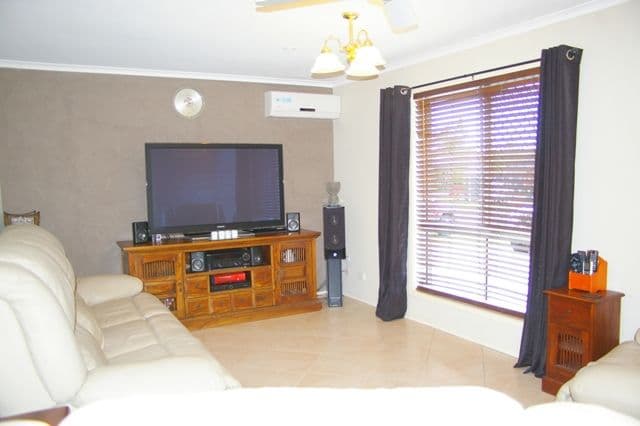 19 Linthaven Drive, ROTHWELL QLD 4022, Rothwell - Thumbnail 3