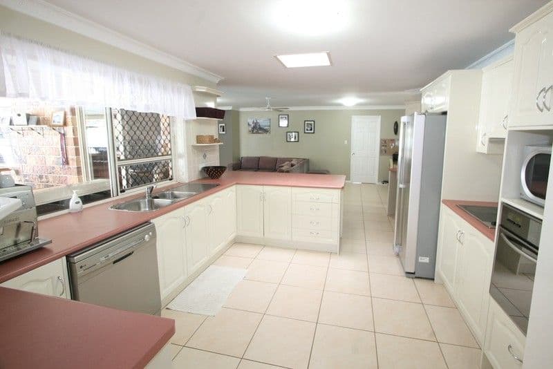 15 Sandwell Crescent, KIPPA-RING QLD 4021, Kippa-Ring - Thumbnail 4