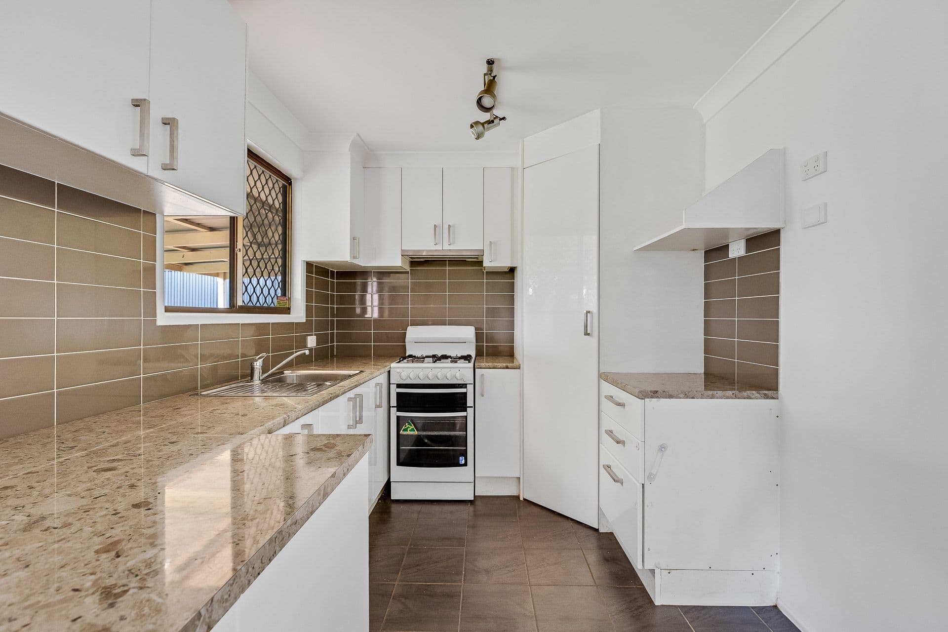 112 Hogg Street, Wilsonton Heights QLD 4350, Wilsonton Heights - Thumbnail 2
